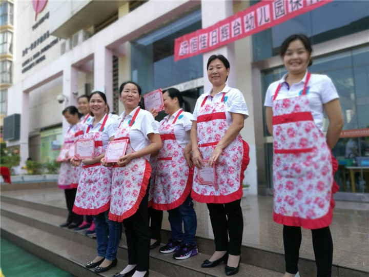 遠(yuǎn)恒佳日輝臺(tái)幼兒園保育員技能技巧展示之餐桌消毒